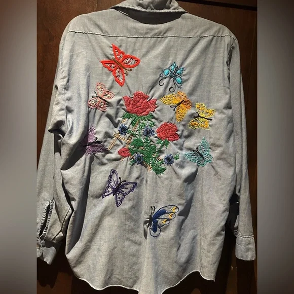 Embroidered Floral Women's Shirt - Picture 2 of 10